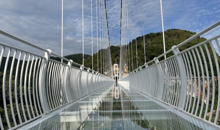 Vietnam: The longest glass bridge in the world has opened